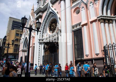 März 2024. Caracas, Venezuela. Kolonialarchitektur im Stadtzentrum. Gläubige besuchen die Tempel während der Karwoche. Stockfoto