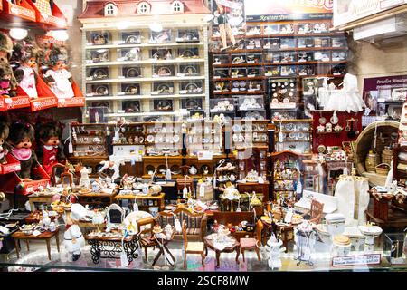 Puppenhausmöbel in einem Schaufenster in Florenz, Italien Stockfoto