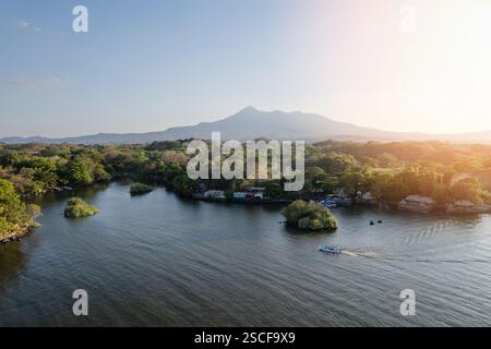 Urlaub Boot Sonnenuntergang Tour in Nicaragua mombacho Vulkan Hintergrund Drohne Blick Stockfoto
