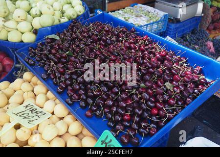 Fresh cherries and other fruits displayed at a local market Stockfoto