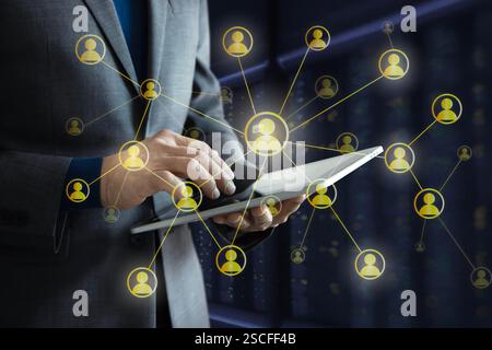 Geschäftsadministratoren in Form von Personal- oder Personalplanung oder Geschäftsorganisation auf einem virtuellen Dashboard. Stockfoto