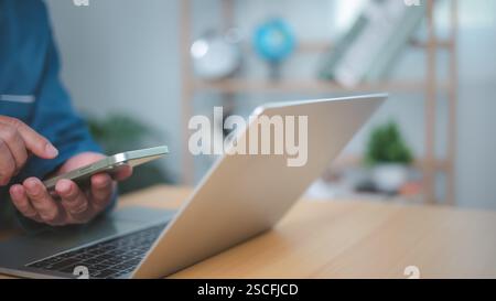 Kontaktieren Sie uns oder E-Mail-Marketing-Konzept, Website-Seite, Kundendienst-Hotline, Kontaktieren Sie uns per Handy online, Geschäftsfrau sitzt und arbeitet an comp Stockfoto