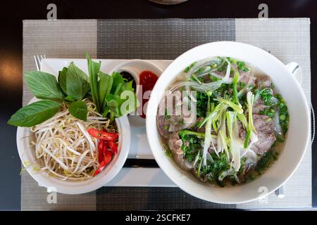 Ho Chi Minh, Vietnam - 23. August 2024: Traditionelle vietnamesische Suppe im Novotel Saigon Centre in Ho Chi Minh City. Stockfoto