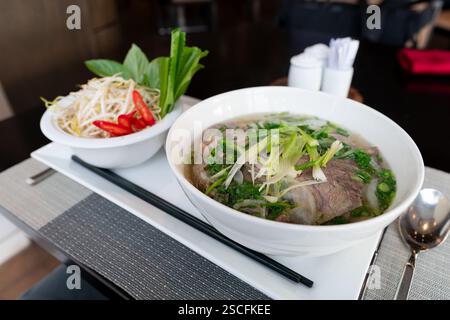 Ho Chi Minh, Vietnam - 23. August 2024: Traditionelle vietnamesische Suppe im Novotel Saigon Centre in Ho Chi Minh City. Stockfoto