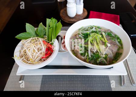 Ho Chi Minh, Vietnam - 23. August 2024: Traditionelle vietnamesische Suppe im Novotel Saigon Centre in Ho Chi Minh City. Stockfoto