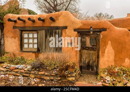Rustikales Lehmhaus Mit Holztür Stockfoto