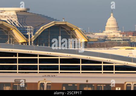 Arlington, Usa. Februar 2025. Das US Capitol ist hinter dem Washington Reagan Airport sichtbar. Quelle: SOPA Images Limited/Alamy Live News Stockfoto
