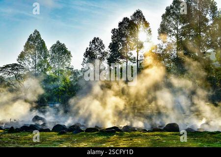 Natürliche heiße Quelle mit Nebel und sonnenaufstehendem Sonnenlicht am Morgen im Chae Son Nationalpark, Provinz Lampang, Thailand. Stockfoto