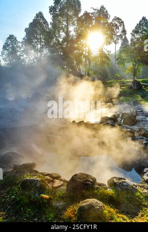 Natürliche heiße Quelle mit Nebel und sonnenaufstehendem Sonnenlicht am Morgen im Chae Son Nationalpark, Provinz Lampang, Thailand. Stockfoto