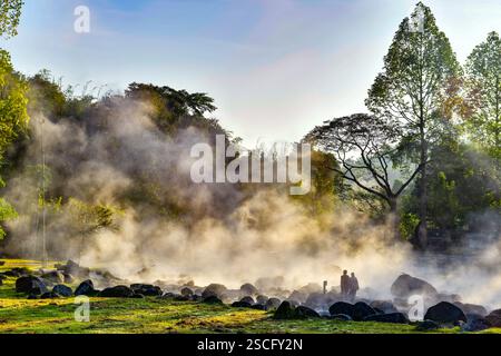 Natürliche heiße Quelle mit Nebel und sonnenaufstehendem Sonnenlicht am Morgen im Chae Son Nationalpark, Provinz Lampang, Thailand. Stockfoto