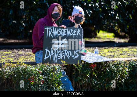 Zwei junge Menschen halten beim nationalen Anti-Trump-Protest 50501 vor dem Kapitolgebäude ein gefährliches Zeichen für Transgender-nicht gleich. Stockfoto