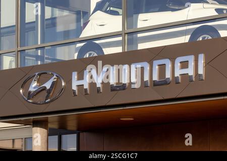 Hyundai-Logo beim Autohändler in Nieuwegein. Hyundai ist ein südkoreanischer multinationaler Automobilhersteller mit Hauptsitz in Seoul Stockfoto