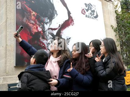 Chengdu, China, 6. Februar 2025. Besucher machen am 6. Februar 2025 in Chengdu, Provinz Sichuan, ein Selfie mit einem Poster bei der Produktionsfirma von „ne Zha 2“ – Chengdu Coco Cartoon Co., Ltd. Der Zeichentrickfilm „ne Zha 2“ hat das Kriegsepos „die Schlacht am Lake Changjin“ von 2021 übertroffen und ist damit der erfolgreichste Film aller Zeiten in China. Kredit: An Yuan/China News Service/Alamy Live News Stockfoto