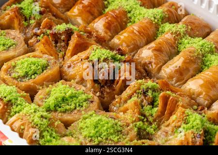 Traditionelle Dessertpräsentation mit verschiedenen Arten von süßen Brötchen mit Pistazienkrümeln bei einer festlichen Versammlung Stockfoto
