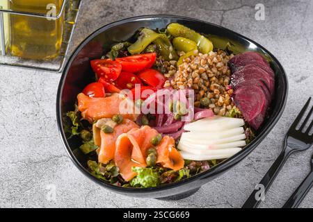 Buchweizensalat mit Kapern, Lachs und Gurken. Konzept für gesunde Ernährung Stockfoto