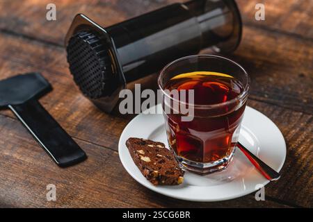 Blick von oben auf Kaffee in einer Glasschale, zubereitet mit aeropress Stockfoto