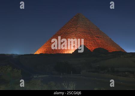 Bunt beleuchtete Cheops-Pyramide bei Nacht im Gizeh-Pyramidenkomplex in Ägypten Stockfoto