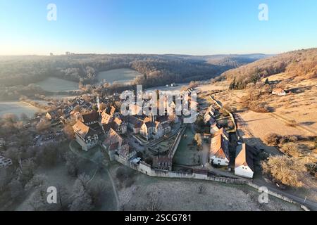 Luftbild des historischen mittelalterlichen Klosters Bebenhausen in herrlicher Winterlandschaft bei Sonnenaufgang Stockfoto