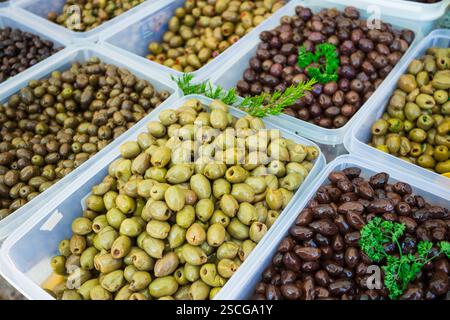 Oliven auf dem Markt der Altstadt von Kotor in Montenegro Stockfoto