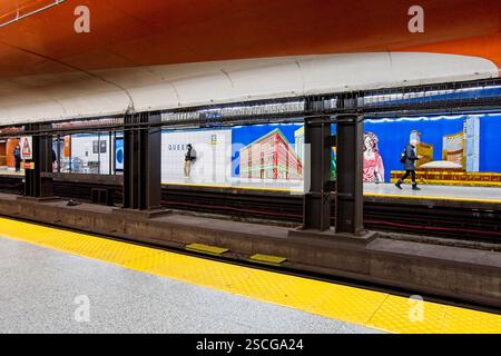 Toronto Kanada - 3. Januar 2025 - U-Bahn in der Queen U-Bahn-Station in der Innenstadt von Toronto Ontario Stockfoto