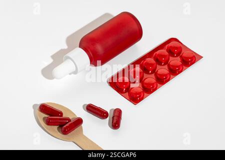 Eine Tropfflasche Gesichtsserum und Vitaminkapseln und -Pillen Stockfoto