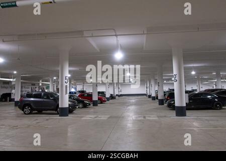 Toronto Kanada - 7. Januar 2025 - Parkplatz unter dem vorderen Campus der University of Toronto Stockfoto
