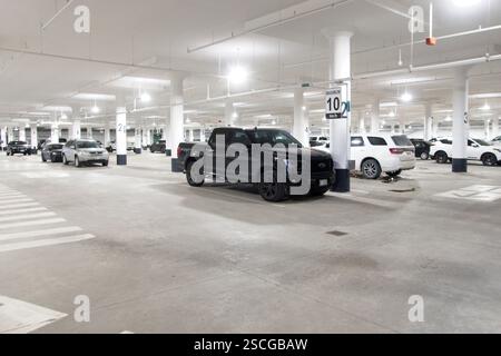 Toronto Kanada - 7. Januar 2025 - Parkplatz unter dem vorderen Campus der University of Toronto Stockfoto