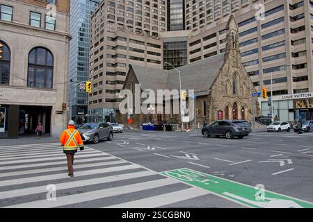 Toronto Kanada - 7. Januar 2025 - Kirche des Erlösers in der belebten Innenstadt von ​​Toronto an der Ecke Bloor Street West und Ave Stockfoto