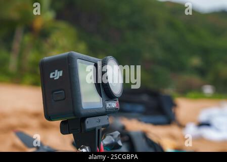 Nahaufnahme der DJI Action 5 Kamera auf einem Stativ am Tropical Beach Stockfoto