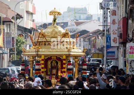 7. Februar 2017: Penang, Malaysia: Hindugeweihte feiern die zeremonielle Anbetung von Hindus Gottheit Lord Muruga während der Feier von Thaipusam Stockfoto