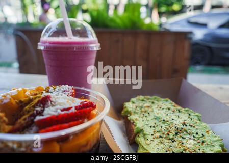 Acai Bowl, Avocado Toast und Smoothie im Outdoor Cafe auf Hawaii Stockfoto