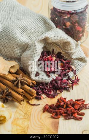 Karkade Tee in einem Sack mit Gewürzen auf einem Holztisch Stockfoto