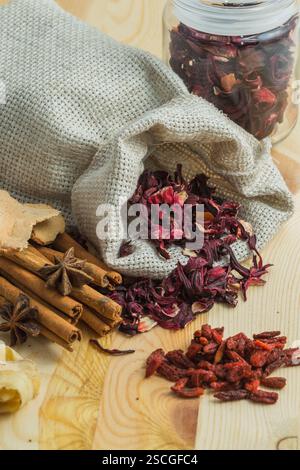 Karkade Tee in einem Sack mit Gewürzen auf einem Holztisch Stockfoto