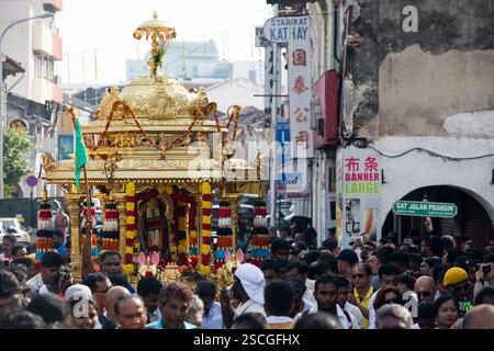 7. Februar 2017: Penang, Malaysia: Hindugeweihte feiern die zeremonielle Anbetung von Hindus Gottheit Lord Muruga während der Feier von Thaipusam Stockfoto