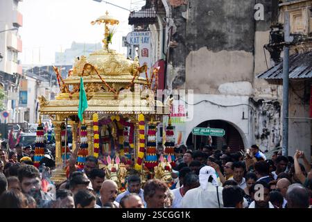 7. Februar 2017: Penang, Malaysia: Hindugeweihte feiern die zeremonielle Anbetung von Hindus Gottheit Lord Muruga während der Feier von Thaipusam Stockfoto