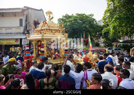 7. Februar 2017: Penang, Malaysia: Hindugeweihte feiern die zeremonielle Anbetung von Hindus Gottheit Lord Muruga während der Feier von Thaipusam Stockfoto