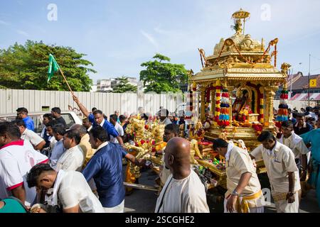 7. Februar 2017: Penang, Malaysia: Hindugeweihte feiern die zeremonielle Anbetung von Hindus Gottheit Lord Muruga während der Feier von Thaipusam Stockfoto