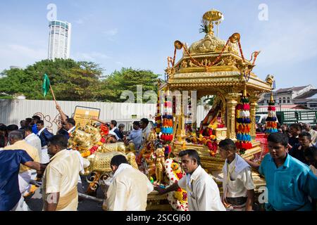 7. Februar 2017: Penang, Malaysia: Hindugeweihte feiern die zeremonielle Anbetung von Hindus Gottheit Lord Muruga während der Feier von Thaipusam Stockfoto