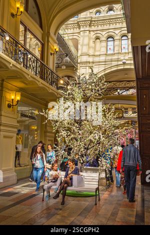 Moskau, Russland, 1. MAI 2016. Galerie im Innern des Kaufhauses KAUGUMMI auf dem roten Platz in Moskau Stockfoto