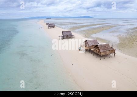 Blick aus der Vogelperspektive auf traditionelle hölzerne bajau-Häuser, Fischerhütten auf Stelzen auf einer Sandbank in einer Lagune mitten im Meer, sulawesi, indonesien Stockfoto