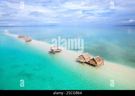 Wunderschöne traditionelle hölzerne bajau-Häuser, Fischerhütten auf Stelzen auf einer Sandbank in einer türkisfarbenen Lagune mitten im Meer, sulawesi, indonesien Stockfoto