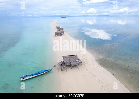 Blick aus der Vogelperspektive auf traditionelle hölzerne bajau-Häuser, Fischerhütten auf Stelzen auf einer Sandbank in einer Lagune mitten im Meer, sulawesi, indonesien Stockfoto