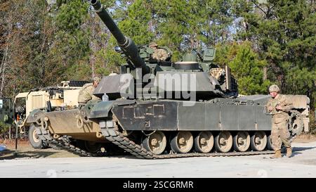 Soldaten der US-Armee, die dem 2. Bataillon, 69. Panzerregiment, 2. Panzerbrigade Combat Team, 3. Infanteriedivision, bereit sind, einen Panzer fertigzustellen Stockfoto
