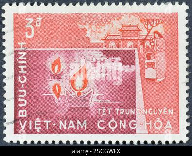 Von Südvietnam gedruckte Briefmarke, die schwimmende Kerzen in Papierbooten zeigt, Wandering Souls Festival, um 1966. Stockfoto