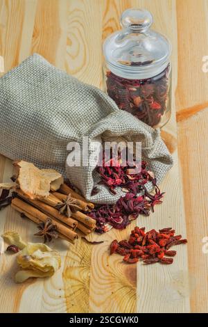 Karkade Tee in einem Sack mit Gewürzen auf einem Holztisch Stockfoto