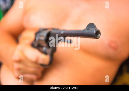 Russischer Revolver „Nagant M1895“ (Beispiel 1913) in der Hand. Periode des Ersten Weltkriegs. Isoliert auf weißem Hintergrund. Stockfoto