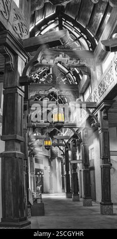 DUBAI, VAE - 15. NOVEMBER 2012: Straße mit einer Laterne auf dem Markt in Jumeirah Stockfoto