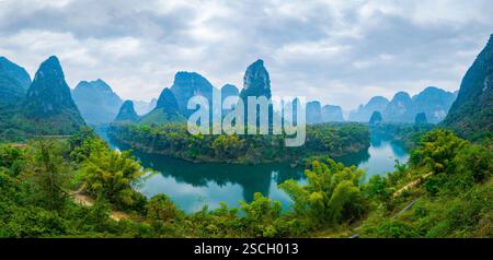 Luftaufnahme des Karstgebirges und des Flusses im Fluss Li, China Stockfoto