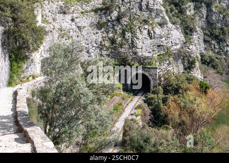 Outdoor-Aktivitäten auf dem Fluss Nestos in der Nähe von Xanthi und Rodopi in Griechenland, Wandern, Kajak und Rafting, Panoramablick. Stockfoto