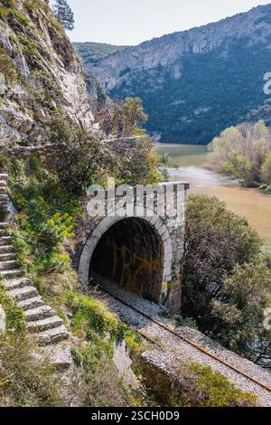 Outdoor-Aktivitäten auf dem Fluss Nestos in der Nähe von Xanthi und Rodopi in Griechenland, Wandern, Kajak und Rafting, Panoramablick. Stockfoto